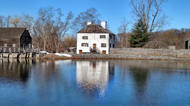 Foto reflexion von häusern im ruhigen see