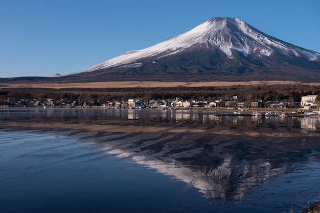 Reflexion von Moutain Fuji mit See Yamanaka in Yamanashi, Japan