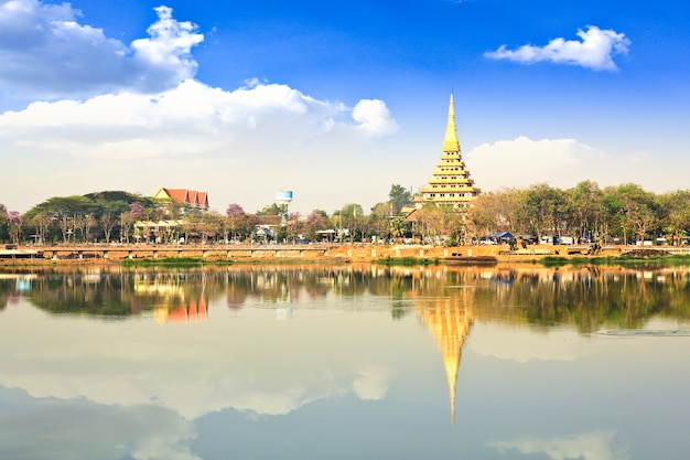 Reflexion von Phra Mahathat Kaen Nakhon inThailand
