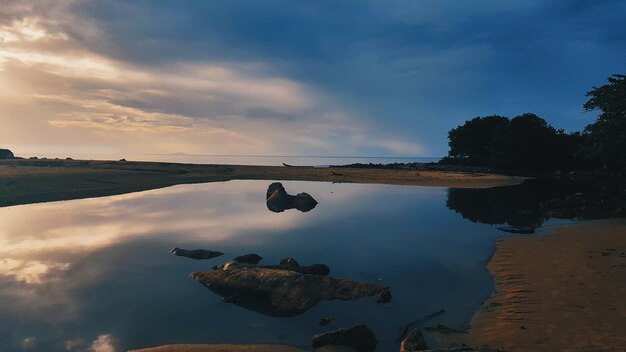 Foto reflexion von wolken im see