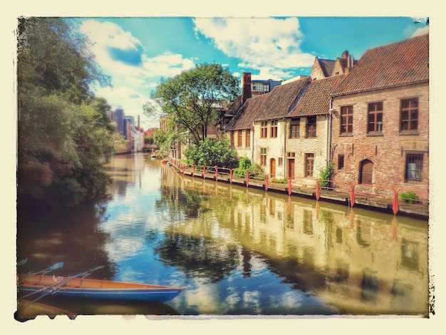 Foto reflexion von wolken im wasser