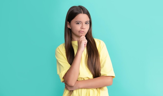 Reflexionando sobre un niño con cabello largo, belleza y moda, modelo de moda femenina.