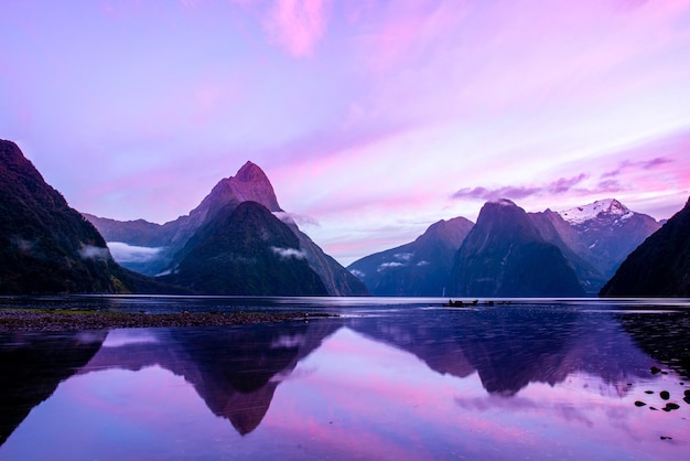 Reflexionen des Sonnenaufgangs im Milford Sound