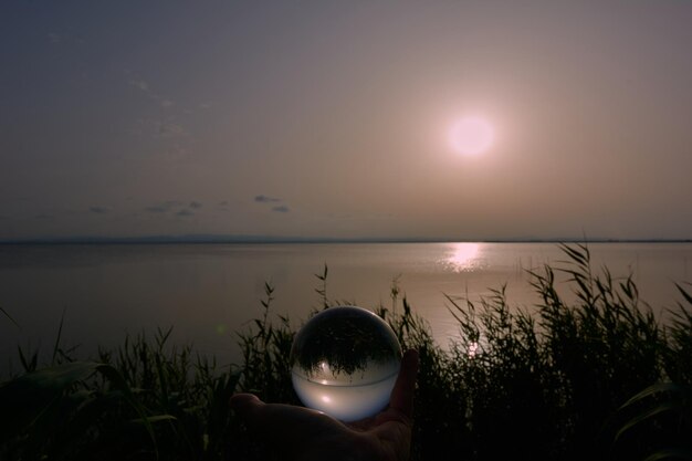 Foto reflexionen des sonnenuntergangs in den sonnenuntergangslichtern der lagune