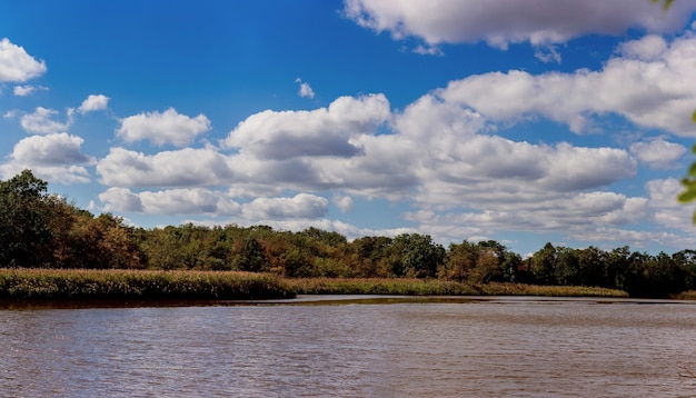 Reflexionen von Wolken und blauem Himmel Flusshimmelwolke