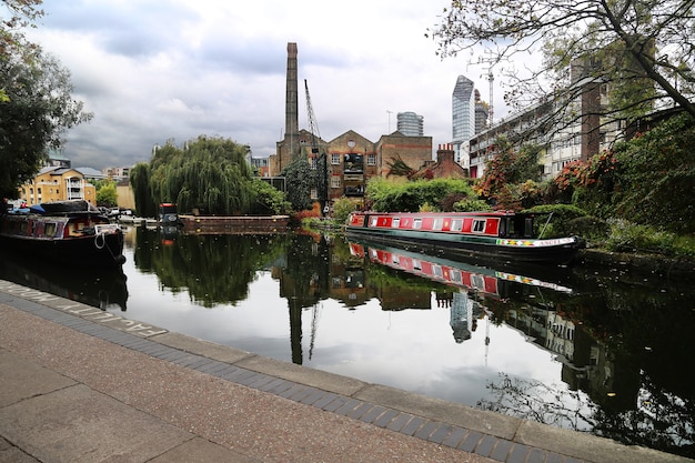 Reflexiones de agua en Regents Canal, Londres.