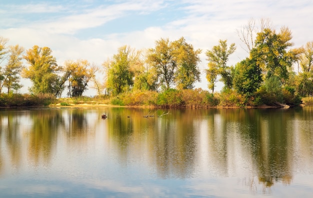 Reflexiones de árboles en el lago en otoño. Hermoso parque