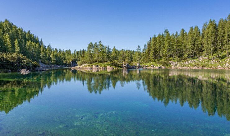 Reflexiones asombrosas en los lagos Triglav en los Alpes Julianos
