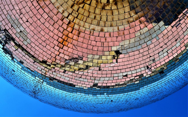Foto reflexiones de azulejos de espejo en una esfera contra un cielo azul