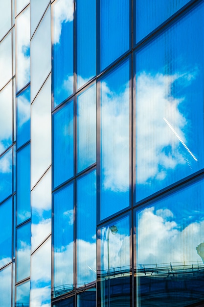 Reflexiones del cielo en la fachada de cristal del edificio.