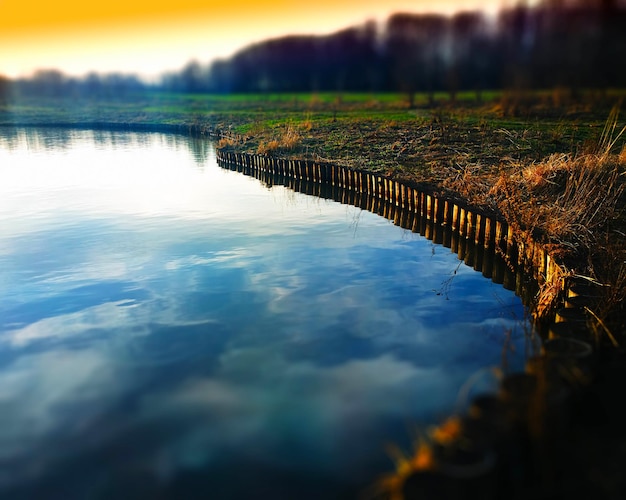 Reflexiones dramáticas del cielo en el fondo del lago del parque hd