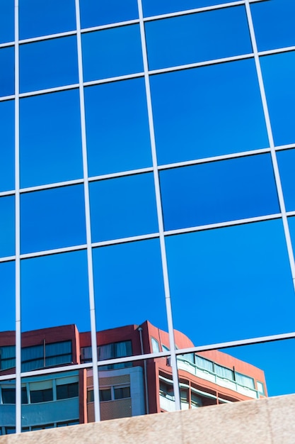 Reflexiones en el edificio rascacielos de cristal