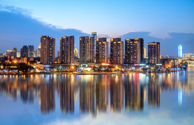 Reflexiones y edificios modernos, Liuzhou, China.