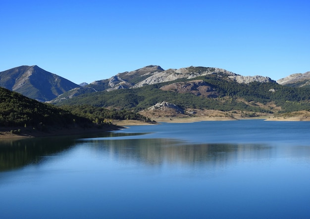 Reflexiones en el embalse de porma.