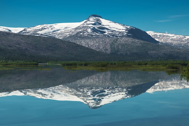 Reflexiones del lago en el Parque Nacional SaltfjelletSvartisen