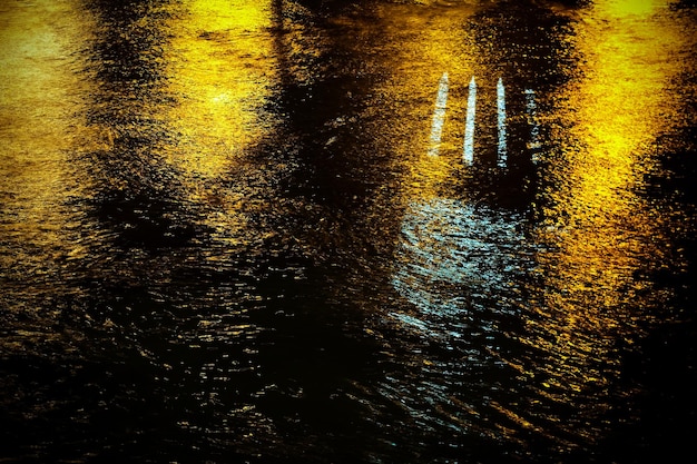 Reflexiones de luces nocturnas en la superficie del agua del río