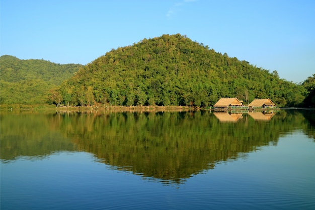 Reflexiones de las montañas y las balsas en el embalse Hoob Khao Wong, Tailandia