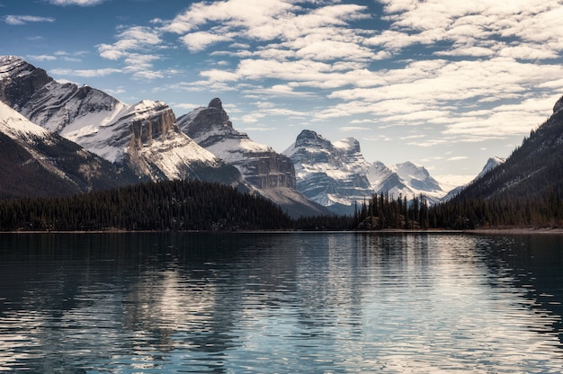 Reflexiones de las montañas rocosas canadienses en el estanque de cuña en la mañana