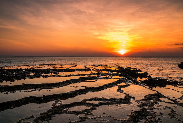 Reflexiones de la puesta de sol en las lágrimas del diablo