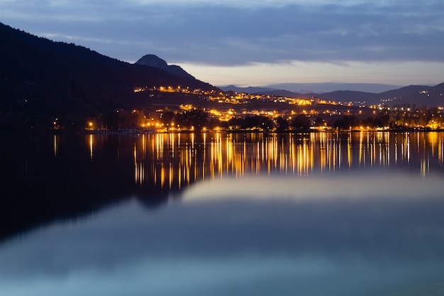 Reflexiones sobre el lago, lago Caldonazzo, Italia. Paisaje italiano.