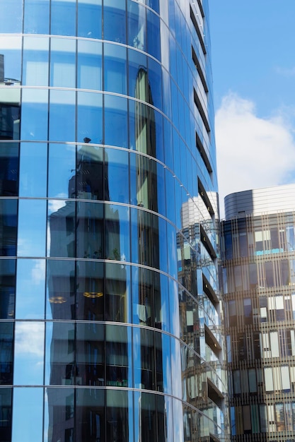 Reflexiones en las ventanas del moderno edificio de cristal del centro de negocios de San Petersburgo