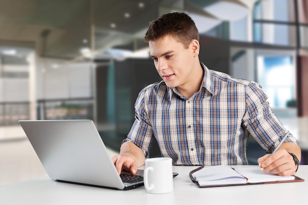 Reflexivo hombre de negocios concentrado empresario inversionista gerente usando computadora,