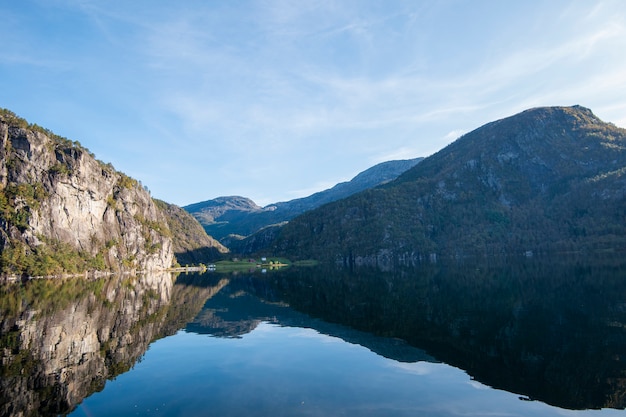 Reflexo bonito do céu e da água do fiorde de Bergen, Noruega