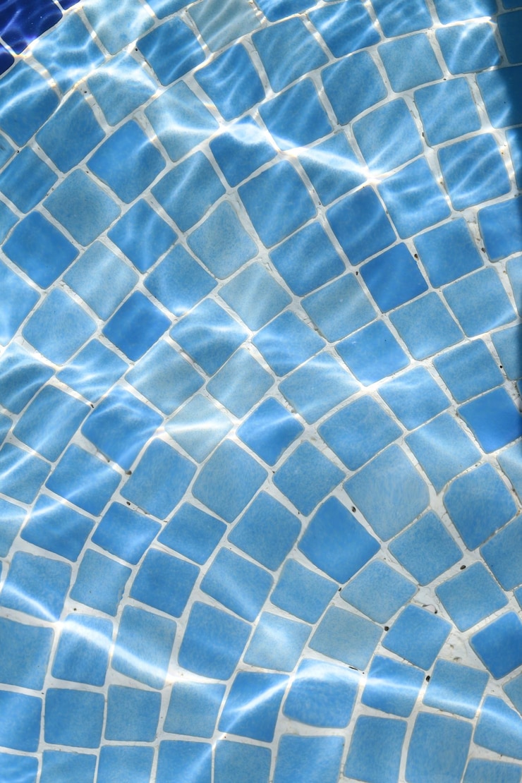 Foto reflexo da água nas telhas da piscina