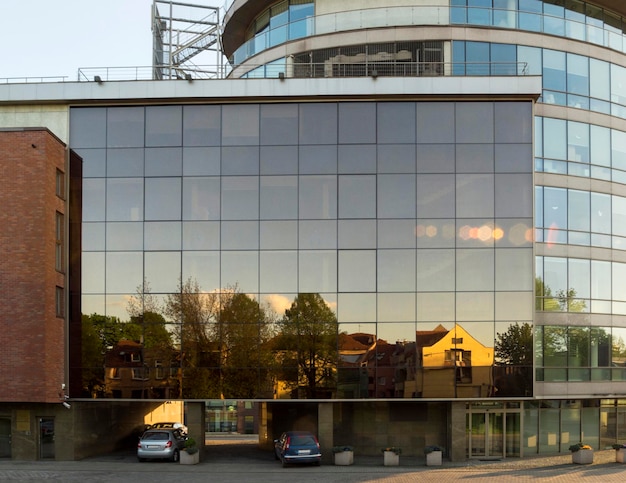 Reflexo da arquitetura antiga Casas em uma casa moderna com fachada de vidro no centro