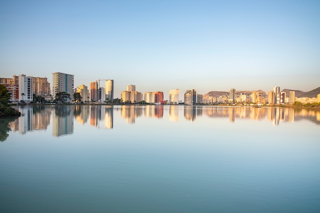 Reflexo da cidade de calpe na água