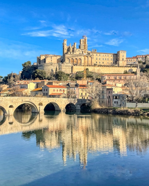 Foto reflexo da ponte medieval sobre o rio