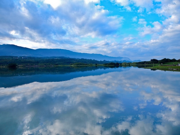 Reflexo de árvores, montanhas e ilhas no lago transparente