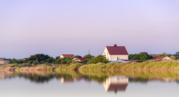 Reflexo de casas fluviais na paisagem aquática