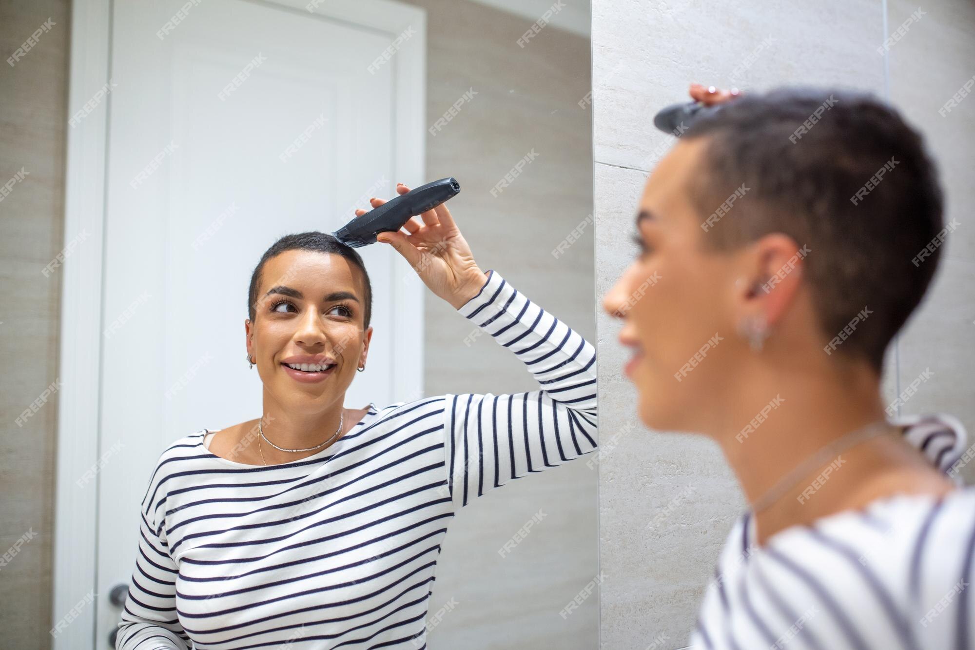 Reflexo de formato de cabelo curto em espelho retangular de salão de beleza  - ícones de ferramentas e utensílios grátis