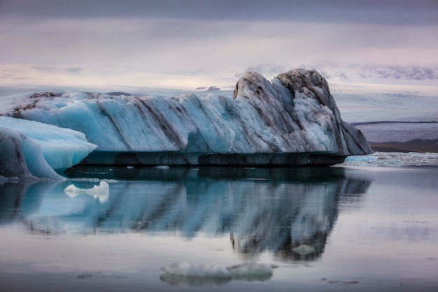 Reflexo de gelo flutuando no lago jokulsarlon na islândia