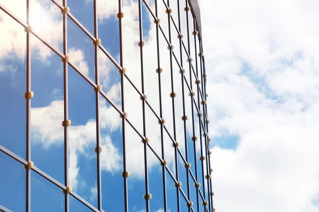 Reflexo de nuvem de luz solar em prédio de vidro