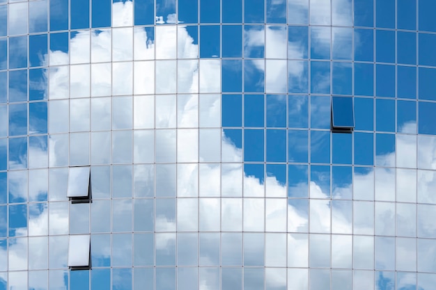 Reflexo de nuvens em um edifício de escritórios espelhado moderno.