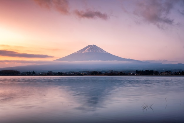 Reflexo do belo vulcão monte fuji no lago ao amanhecer em kawaguchiko, japão