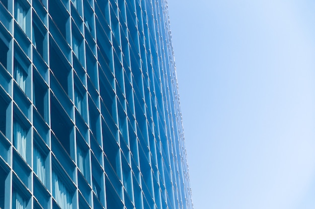 Reflexo do céu nos vidros de um edifício