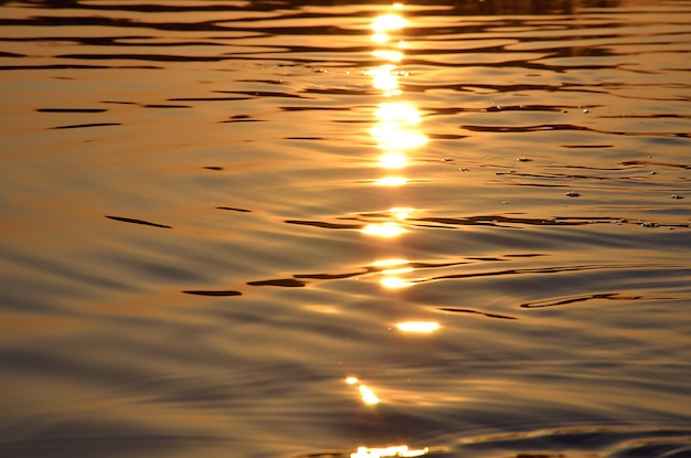 Reflexo do sol poente na água