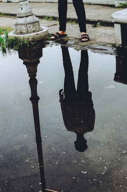 Reflexo na água do homem com estilo casual