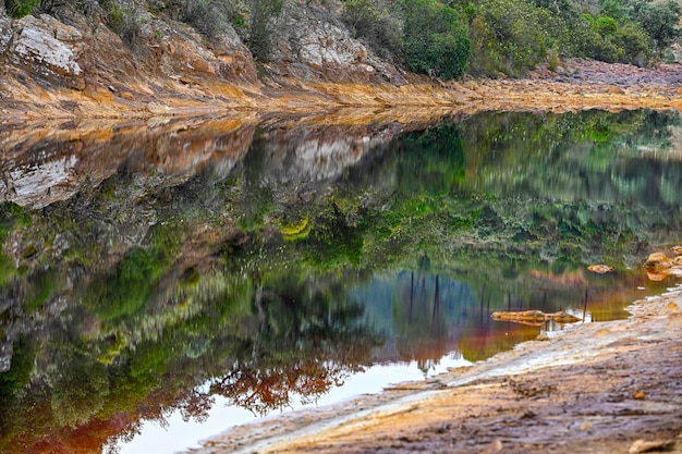 Reflexões de água vermelha no rio tinto