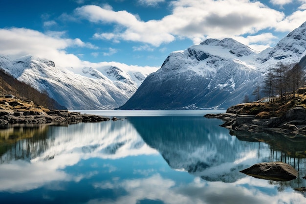 Foto reflexões de montanhas nas águas tranquilas de sognefjord