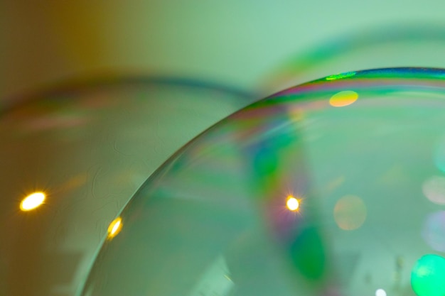 reflexões em uma bolha de sabão verde