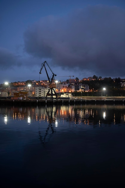 Reflexos das luzes do porto à noite