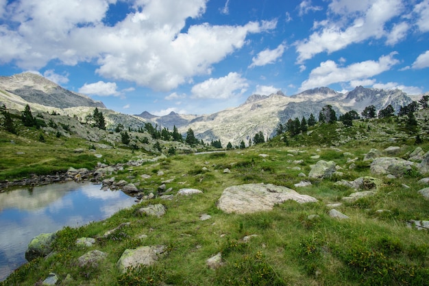 Reflexos de água na montanha, natureza pura nos pirineus da Espanha