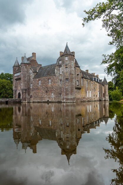 Reflexos do castelo medieval Trecesson no lago, comuna de CampÃƒÂƒÃ‚Â © nÃƒÂƒÃ‚Â © ac no departamento de Morbihan, perto da floresta de Broceliande.