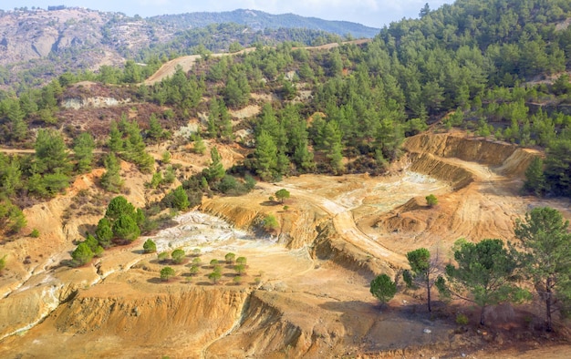 Reflorestamento de área de mina de cobre abandonada perto de Limni, Chipre