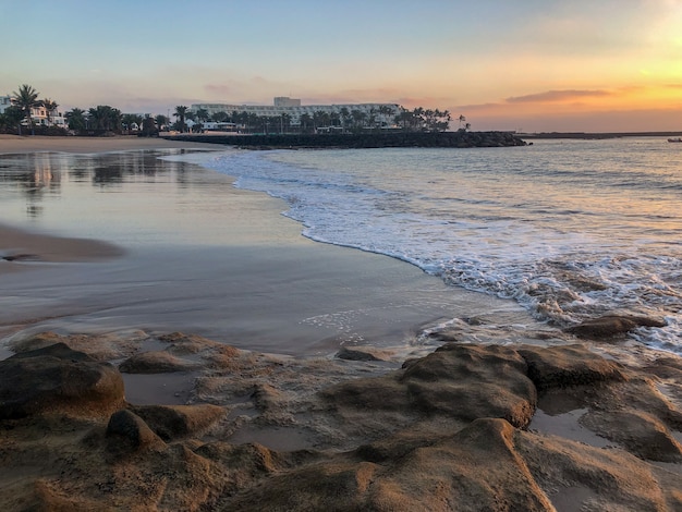 Reflujo de la mañana en la playa de Costa Teguise. Isla de Lanzarote, España.