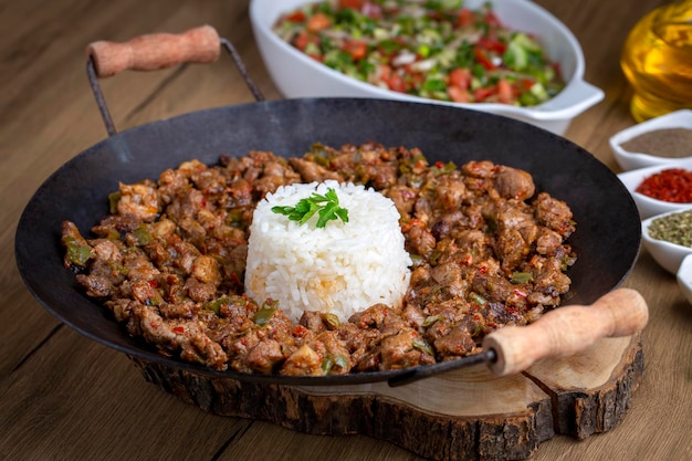 Refogado de carne turco Et sote com torta de carne - Sac Tava - Sac Kavurma